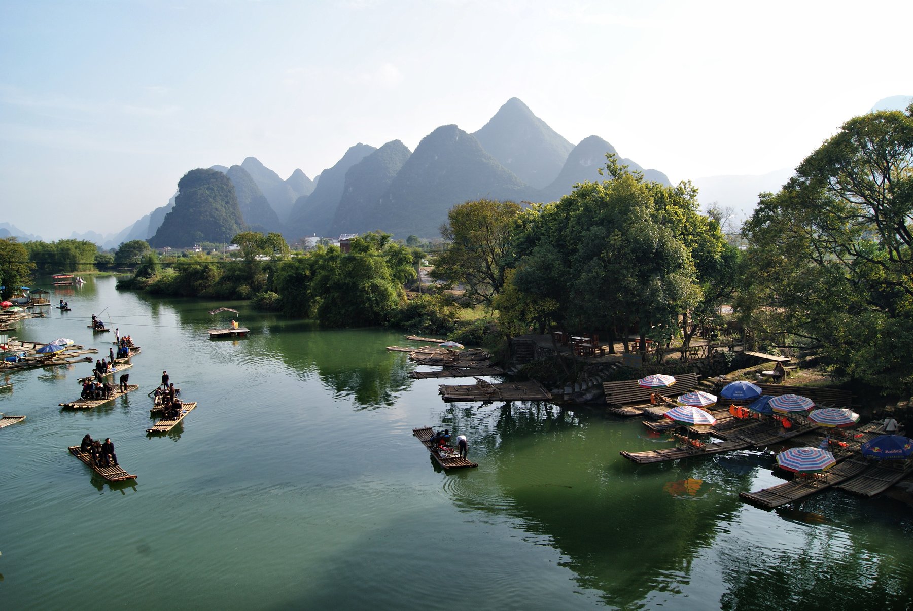阳朔遇龙河与喀斯特群山实景